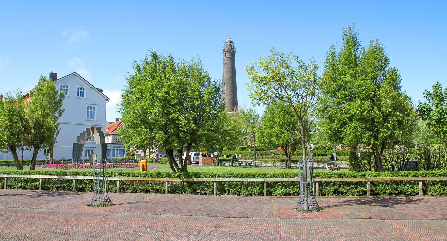 Kriegerdenkmal und neuer Leuchtturm Borkum